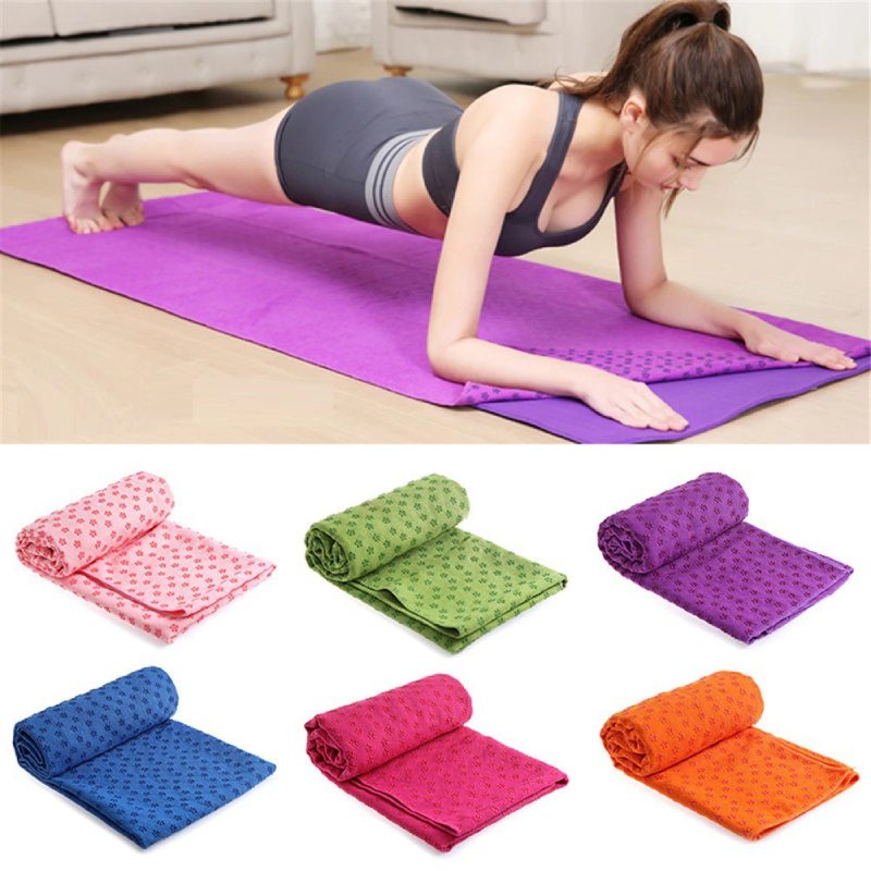 Khăn trải thảm yoga được trải phẳng trên thảm tập