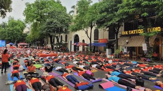 Nằm thoái mãi thư giãn vào ngày quốc tế yoga 2023