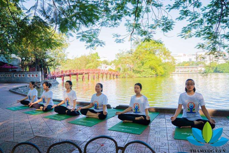 Tập yoga vào buổi sáng Tập yoga vào buổi sáng