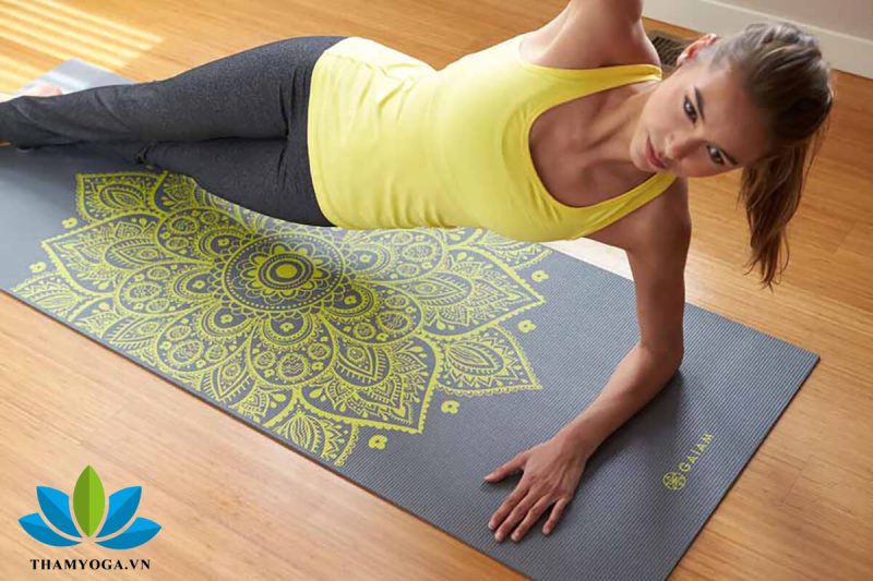 Thảm yoga là dụng cụ quan trọng để tập yoga Thảm yoga là dụng cụ quan trọng để tập yoga