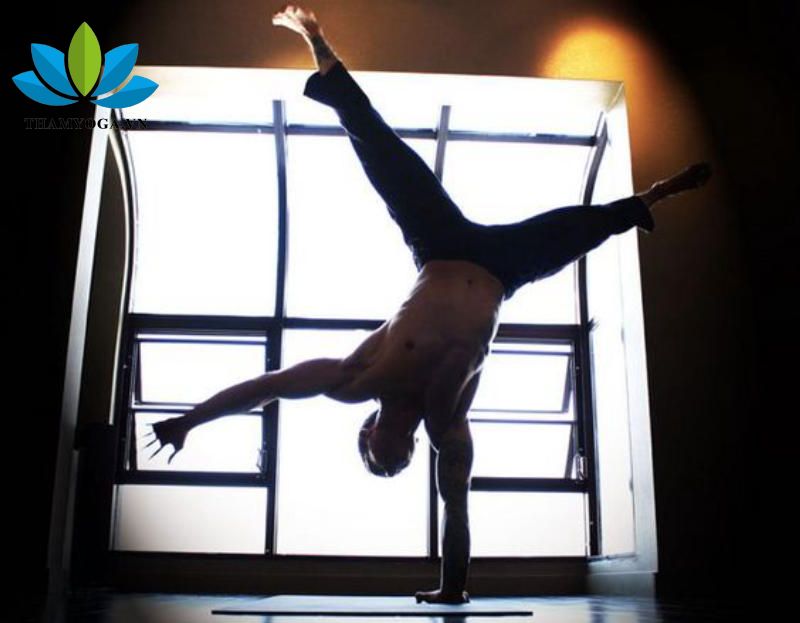Tư thế Yoga Trồng Cây Chuối Một Tay (One Handed Tree Pose) Tư thế Yoga Trồng Cây Chuối Một Tay (One Handed Tree Pose)